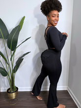 Load image into Gallery viewer, Flare  Butt Scrunch Leggings with Pockets (Black)